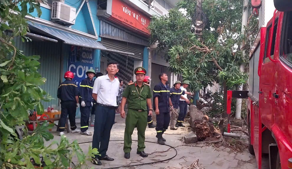 Phòng Cảnh sát PCCC và CNCH tiếp tục cắt tỉa, chỉnh hướng cây theo chỉ đạo của lãnh đạo Công an thành phố